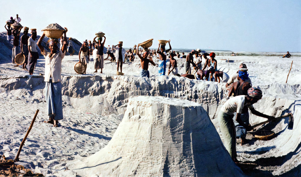Bengali labourers doing earthworks at the Bhuapur hardpoint construction (Peter Prevos 1995)