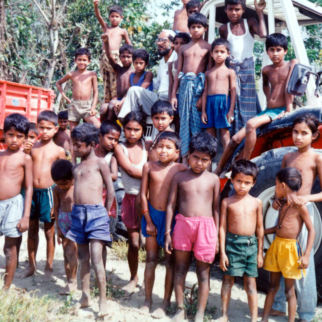 A group of children in Bangladesh in 1995 (Photo by Peter Prevos)